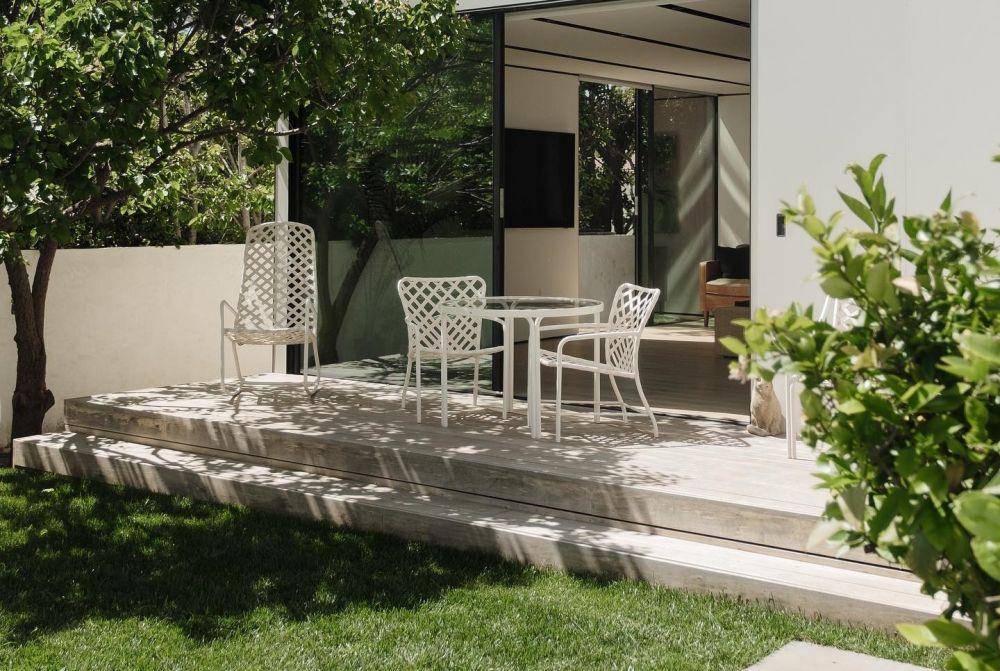 teras minimalis serba putih (instagram.com/coverbuild)
