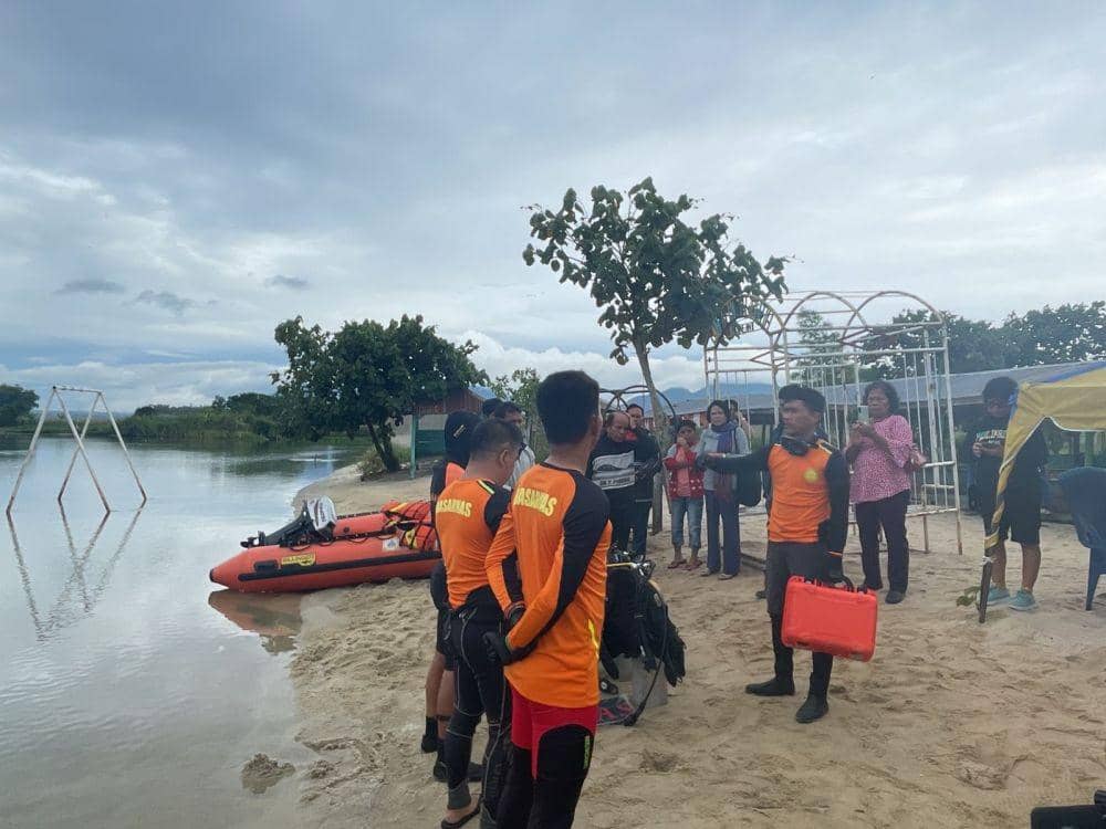 Tim SAR Danau Toba melakukan pencarian seorang wisatawan yang tenggelam di Kabupaten Toba, Minggu (23/10/2022). (Dok SAR Toba)