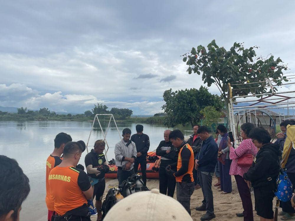 Tim SAR Danau Toba melakukan pencarian seorang wisatawan yang tenggelam di Kabupaten Toba, Minggu (23/10/2022). (Dok SAR Toba)