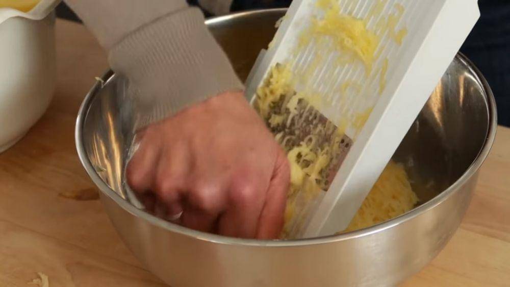 ilustrasi memarut kentang (youtube.com/Beas Rezepte und Ideen)