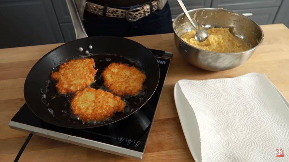 ilustrasi menggoreng reibekuchen (youtube.com/Beas Rezepte und Ideen)