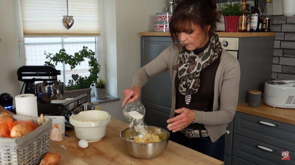 ilustrasi membuat adonan reibekuchen (youtube.com/Beas Rezepte und Ideen)