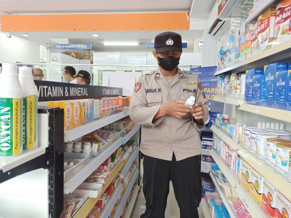 Pengecekan peredaran obat sirup di apotek Banyuwangi. (IDN Times/ Agung Sedana)
