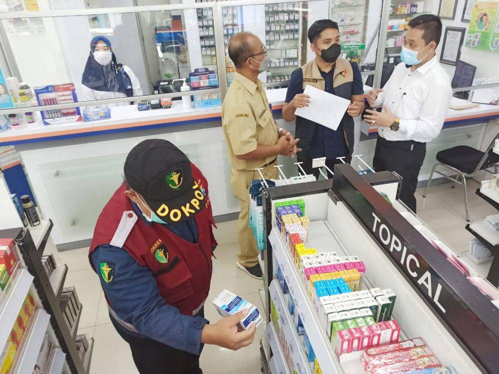 Pengecekan peredaran obat sirup di apotek Banyuwangi. (IDN Times/ Agung Sedana)