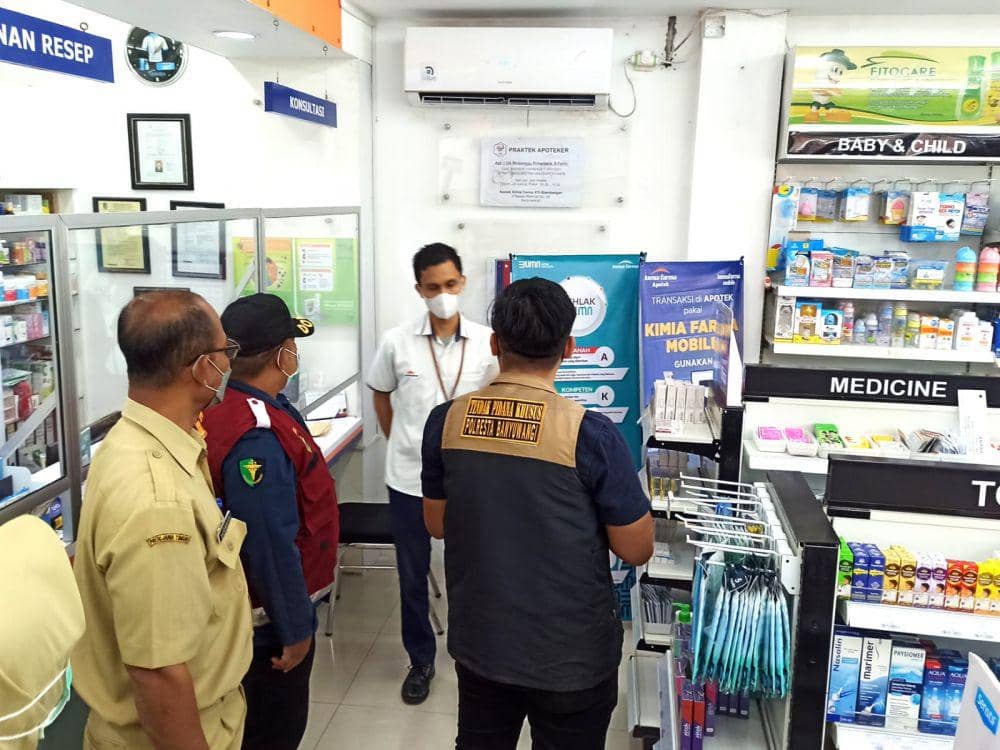 Pengecekan peredaran obat sirup di apotek Banyuwangi. (IDN Times/ Agung Sedana)