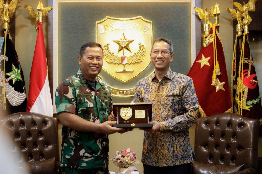 Pj Gubernur DKI Jakarta, Heru Budi Hartono saat bertemu Pangdam Jaya, Mayjen (TNI) Untung Budiharto, di Markas Kodam Jaya, Kramat Jati, Jakarta Timur, Senin (24/10/2022). (Dok. Humas Pemprov DKI Jakarta)