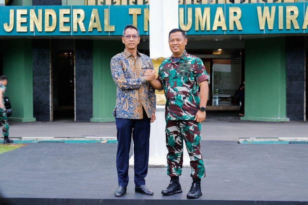 Pj Gubernur DKI Jakarta, Heru Budi Hartono saat bertemu Pangdam Jaya, Mayjen (TNI) Untung Budiharto, di Markas Kodam Jaya, Kramat Jati, Jakarta Timur, Senin (24/10/2022). (Dok. Humas Pemprov DKI Jakarta)