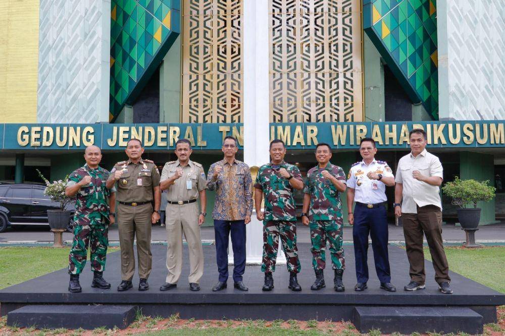 Pj Gubernur DKI Jakarta, Heru Budi Hartono saat bertemu Pangdam Jaya, Mayjen (TNI) Untung Budiharto, di Markas Kodam Jaya, Kramat Jati, Jakarta Timur, Senin (24/10/2022). (Dok. Humas Pemprov DKI Jakarta)