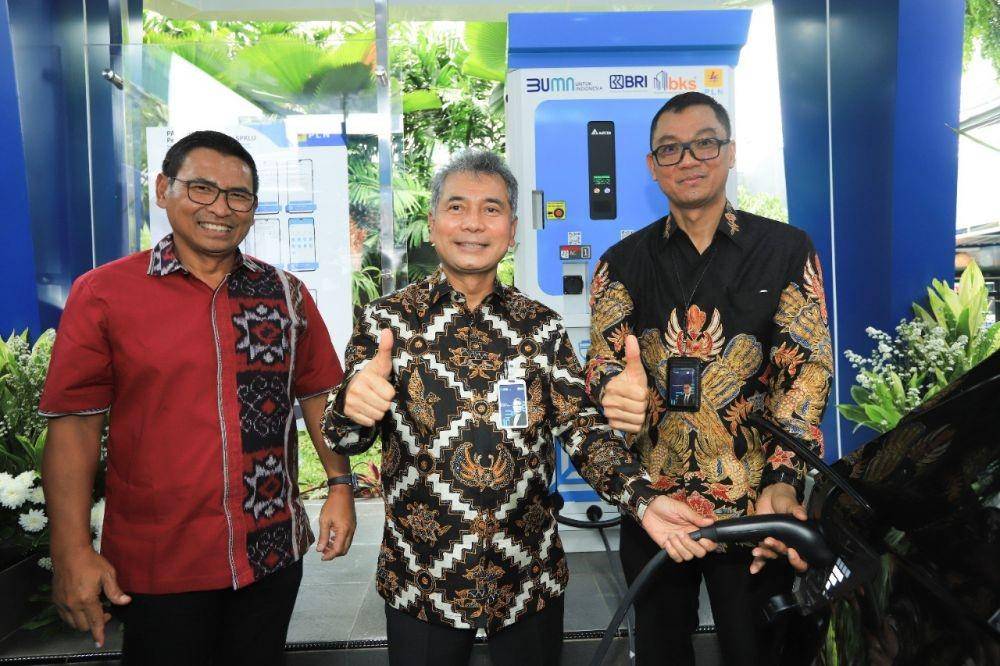 Peresmian Stasiun Pengisian Kendaraan Listrik Umum (SPKLU) di Kantor Pusat BRI, Jakarta Pusat (SPKLU) yang dilakukan langsung oleh Direktur Utama BRI Sunarso bersama Direktur Utama PT PLN (Persero) Darmawan Prasodjo, pada Selasa (25/10). (Dok. BRI)