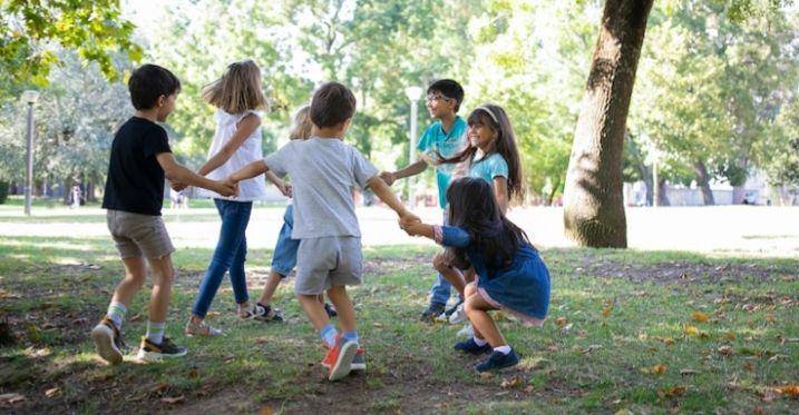 ilusrasi anak-anak sedang bermain (freepik.com/pch.vector)