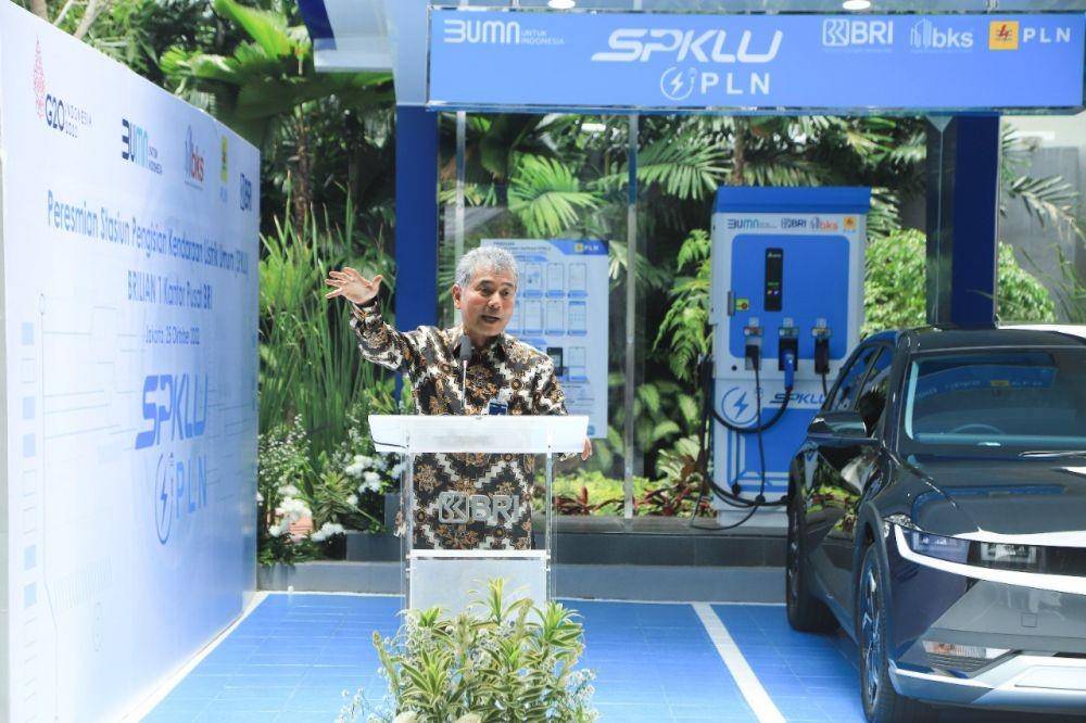 Peresmian Stasiun Pengisian Kendaraan Listrik Umum (SPKLU) di Kantor Pusat BRI, Jakarta Pusat (SPKLU) yang dilakukan langsung oleh Direktur Utama BRI Sunarso bersama Direktur Utama PT PLN (Persero) Darmawan Prasodjo, pada Selasa (25/10). (Dok. BRI)