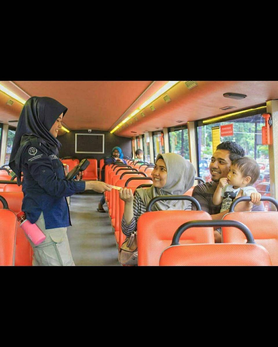 ilustrasi penumpang dan petugas Suroboyo Bus (instagram.com/suroboyobus)