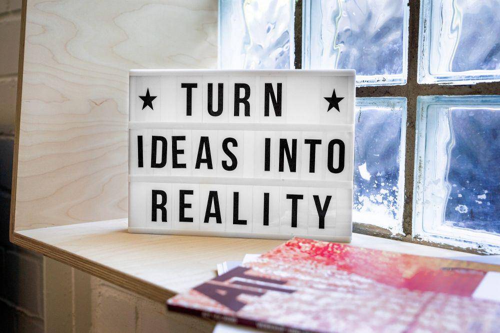ide dekorasi quotes (unsplash.com/@mbaumi)