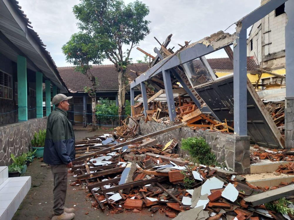 Diguyur Hujan Deras, Ruang Kelas SMPN 1 Cicalengka Ambruk