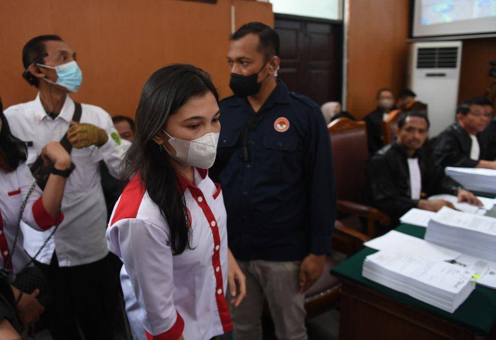 Pacar Brigadir Yosua Vera Simanjuntak menjadi saksi sidang lanjutan kasus pembunuhan Brigadir Yosua dengan terdakwa Richard Eliezer Pudihang Lumiu di PN Jakarta Selatan, Jakarta, Selasa (25/10/2022). (ANTARA FOTO/Akbar Nugroho Gumay)