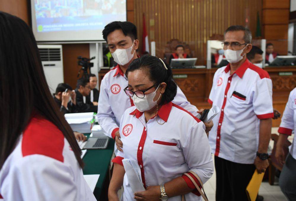 Orang tua Brigadir Yosua Samuel Hutabarat (kanan) dan Rosti Simanjuntak (kiri) serta adik Bripda Reza Hutabarat (tengah) menjadi saksi dalam sidang lanjutan kasus pembunuhan Brigadir Yosua dengan terdakwa Richard Eliezer Pudihang Lumiu di PN Jakarta Selatan, Jakarta, Selasa (25/10/2022). (ANTARA FOTO/Akbar Nugroho Gumay)