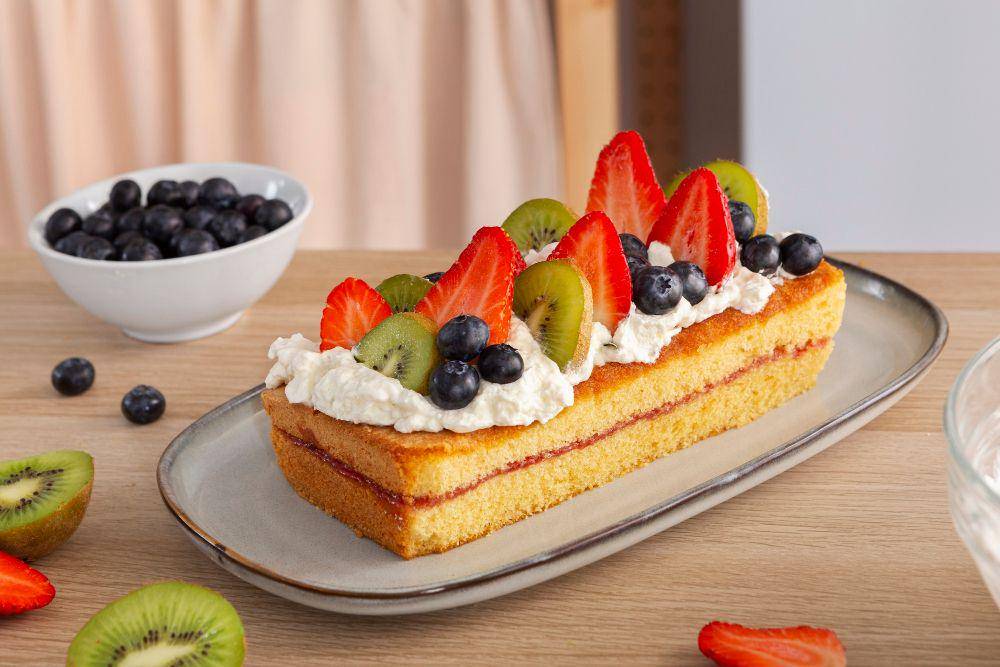 ilustrasi pound cake dengan dekorasi buah-buahan (freepik.com/freepik)
