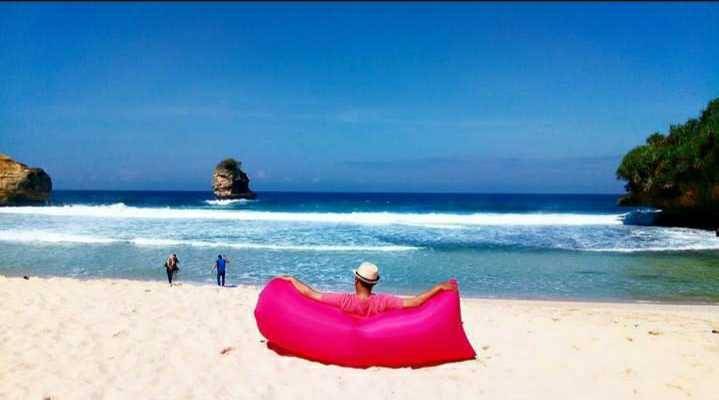 Pengunjung bersantai di Pantai Pudak (Instagram/apandis_s)