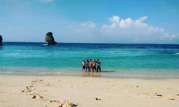 Pengunjung di Pantai Pudak (Instagram/satria_yogi69)