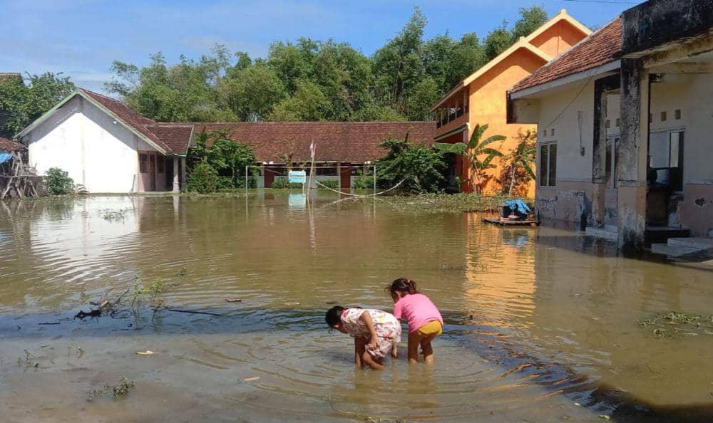 SDN 1 Pelangwot Kecamatan Laren, kebanjiran siswa terpaksa belajar di musala warga. IDN Times/Imron