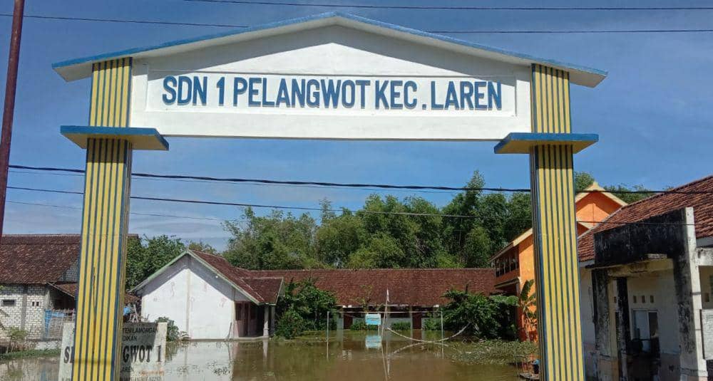 SDN 1 Pelangwot Kecamatan Laren, kebanjiran siswa terpaksa belajar di musala warga. IDN Times/Imron