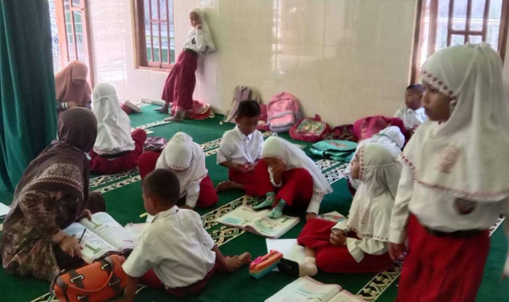 SD di Lamongan Kebanjiran, Siswa Belajar di Musala Warga