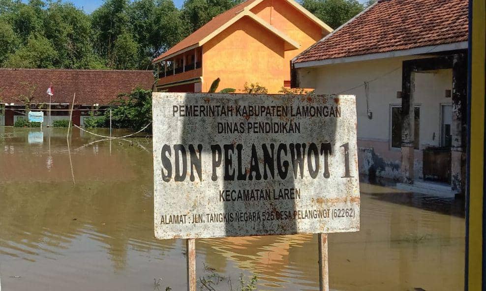 SDN 1 Pelangwot Kecamatan Laren, kebanjiran siswa terpaksa belajar di musala warga. IDN Times/Imron