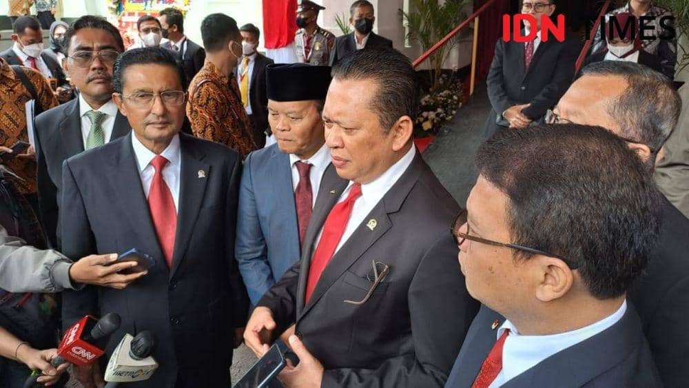 Ketua Majelis Permusyawaratan Rakyat (MPR) Indonesia, Bambang Soesatyo bersama anggota MPR lainnya di Gedung Merdeka, Bandung (IDN Times/Azzis Zulkhairil)