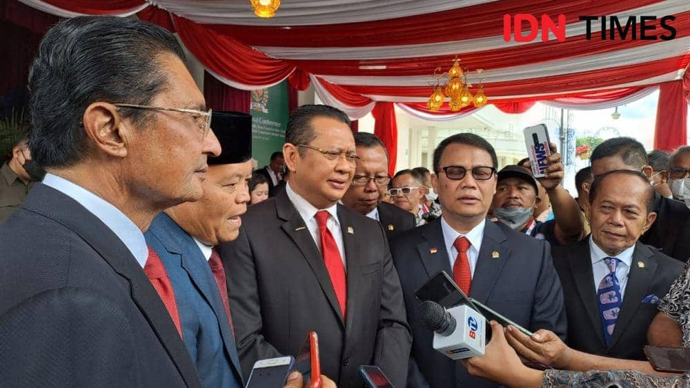 Ketua Majelis Permusyawaratan Rakyat (MPR) Indonesia, Bambang Soesatyo bersama anggota MPR lainnya di Gedung Merdeka, Bandung (IDN Times/Azzis Zulkhairil)