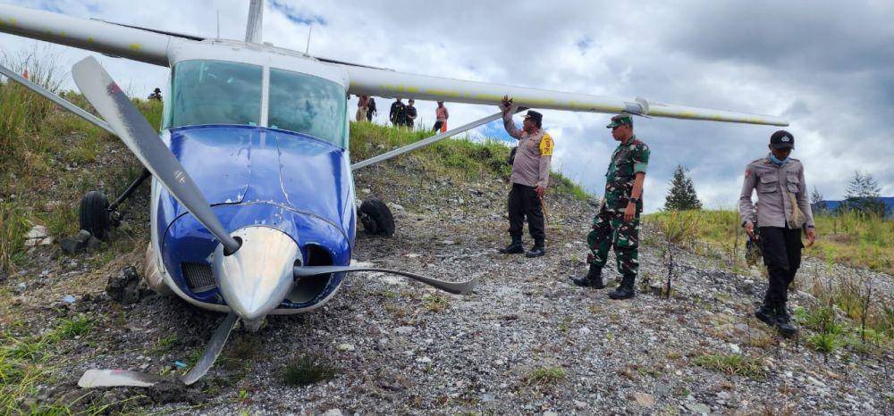 Kapolres Puncak bersama Dandim mengecek langsung kondisi pesawat pasca tergelincir, IDN Times/ Istimewa