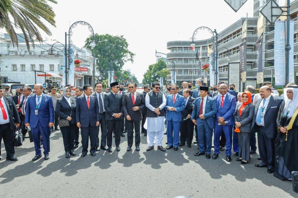 Gubernur Jawa Barat (Jabar) Ridwan Kamil saat historical walk bersama perwakilan OKI dan MPR RI (Humas/MPR RI)