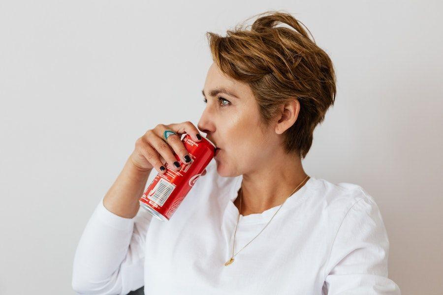 Benarkah Minum Soda Bisa Mencegah Kehamilan? Cek Faktanya