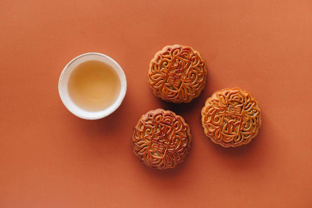 ilustrasi mooncake dengan oolong tea (pexels.com/Nataliya Vaitkevich)