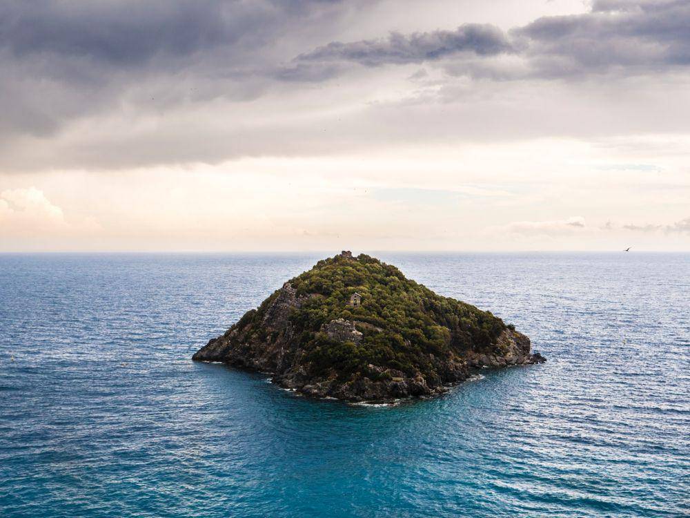 ilustrasi pulau yang dibentuk oleh gunung berapi (unsplash.com/thijskennis)