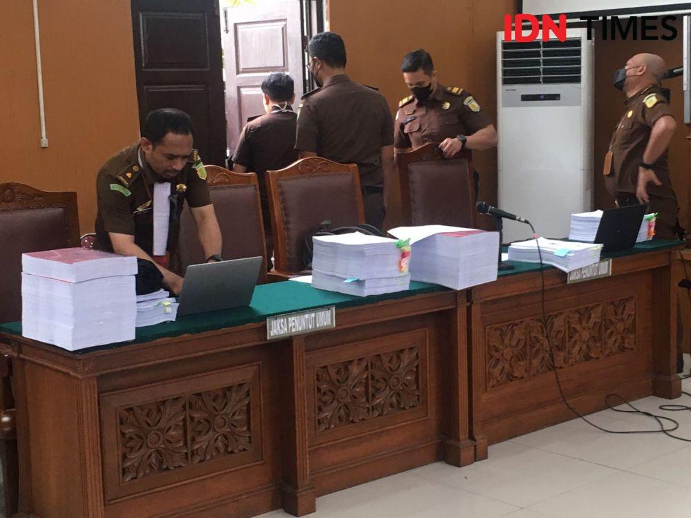 Penampakan Tebalnya Berkas 12 Saksi di Sidang Bharada E Hari Ini