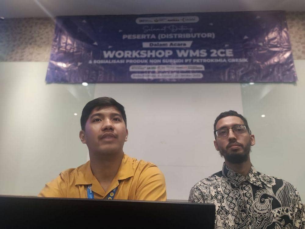 AVP Pengelolaan dan Pemeliharaan Gudang Inbound dan Outbond PT Petrokimia Gresik, Muhammad Altway (kanan) dan Staf Pergudangan Gudang I Febrizio Rafly Imansyah. (Dok. IDN Times/Istimewa)