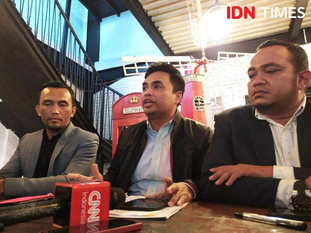 Tim kuasa hukum PT Universal Pharmaceutical Industries memberikan klarifikasi terkait produk Unibebi yang dilarang edar oleh pemerintah karena mengandung cemaran EG dan DEG melewati ambang batas. (IDN Times/Prayugo Utomo)