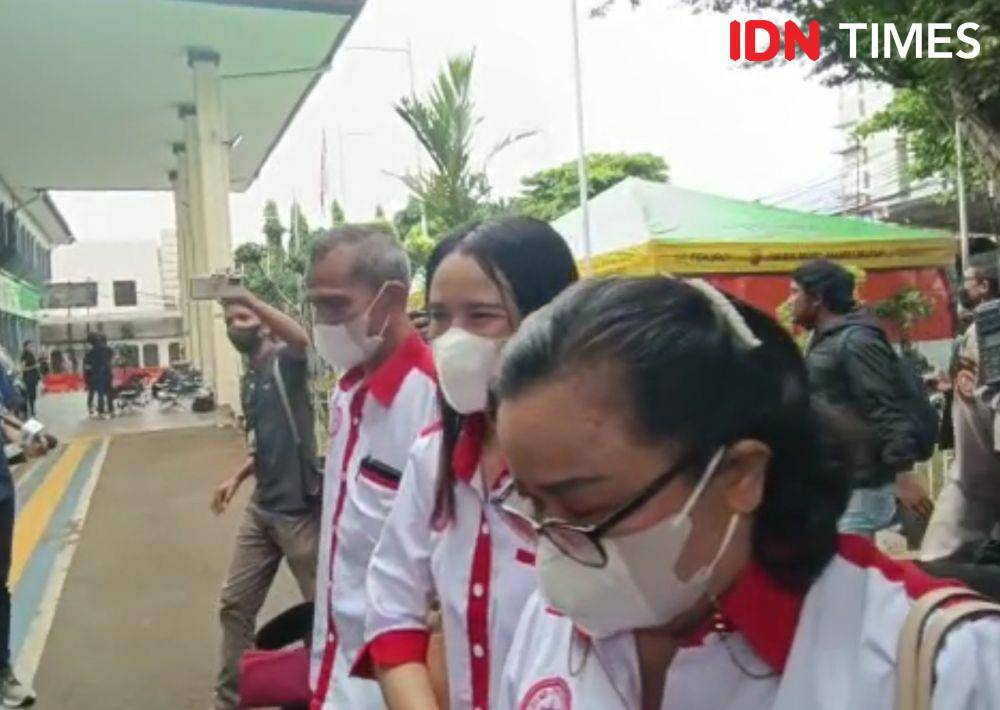 Keluarga Brigadir Yosua Hutabarat, Samuel Hutabarat tiba di PN Jakarta Selatan pada Selasa (25/10/2022). (IDN Times/Irfan Fathurohman)