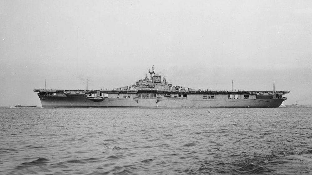 Kapal induk Angkatan Laut AS USS Intrepid (CV-11) sedang berlayar di Newport News, Virginia (AS), pada 16 Agustus 1943. (commons.wikimedia.org/U.S. Navy photo)
