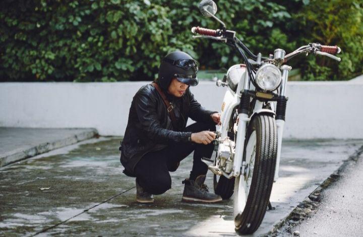 ilustrasi rem motor bermasalah (freepik.com/pressfoto)