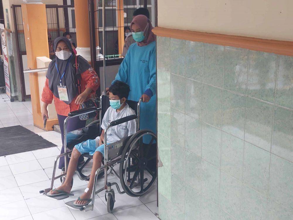 Afrizal, salah satu korban tragedi Kanjuruhan sudah diperbolehkan pulang. IDN Times/Alfi Ramadana