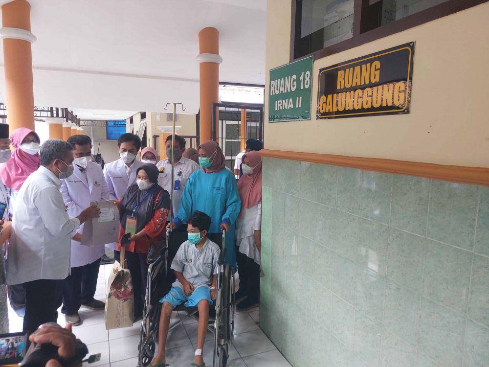 Tim dokter RSSA saat melepas kepulangan Afrizal, pasien tragedi Kanjuruhan yang sudah sembuh. IDN Times/Alfi Ramadana