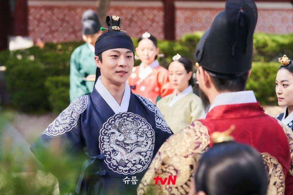 Bae In Hyuk pemeran Putra Mahkota di drakor Under The Queen's Umbrella (instagram.com/tvn_drama)