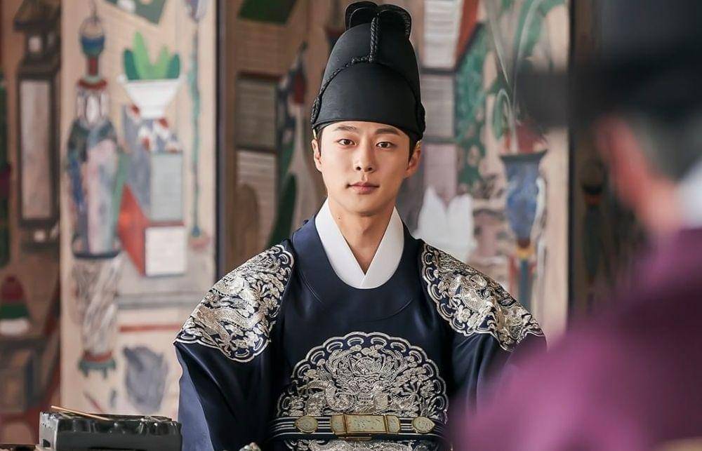 Bae In Hyuk pemeran Putra Mahkota di drakor Under The Queen's Umbrella (instagram.com/tvn_drama)