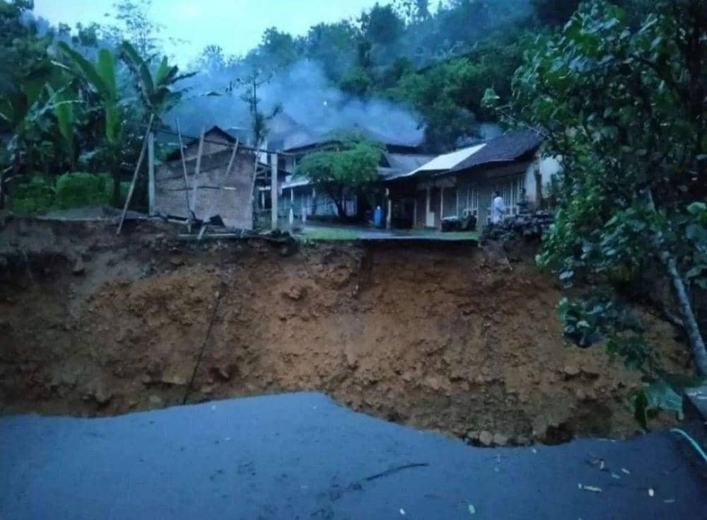Tanah Longsor di Pacitan (instagram.com/pacitanku)