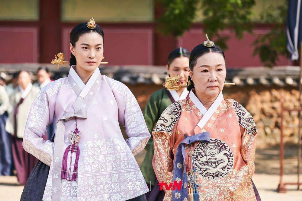 Ok Ja Yeon (Selir Hwang) dan Kim Hae Sook (Ibu Suri) di drakor Under The Queen's Umbrella (instagram.com/tvn_drama)