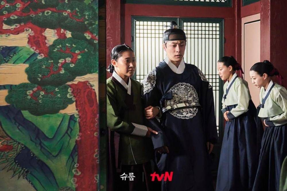 Bae In Hyuk pemeran Putra Mahkota di drakor Under The Queen's Umbrella (instagram.com/tvn_drama)