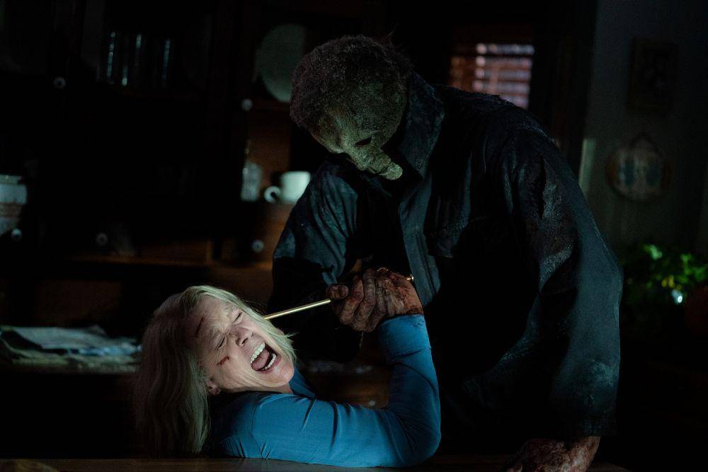 salah satu adegan tentang kebrutalan Michael Myers di film Halloween Ends (dok. Universal Pictures/Halloween Ends)