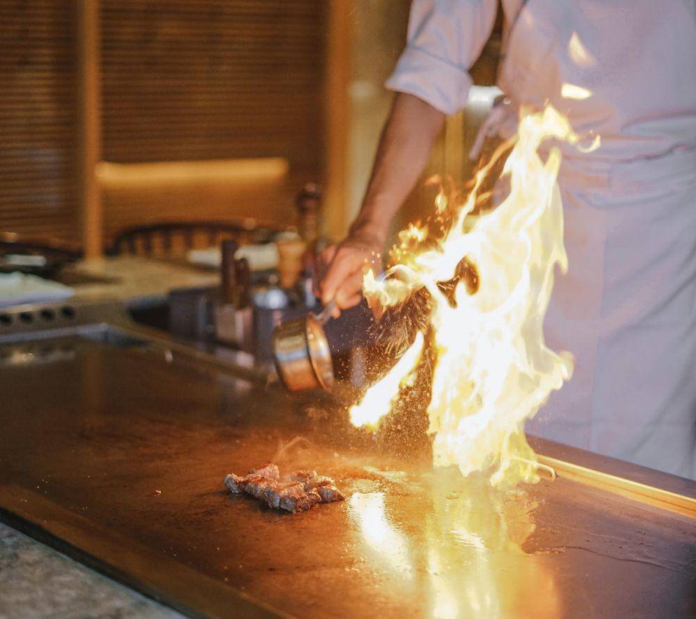 Atraksi chef teppanyaki di Maison Tatsuya Pakubuwono, Jakarta (Dok. IDN Times)