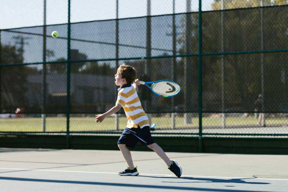 ilustrasi latihan tenis (pexels.com/RODNAE Productions)